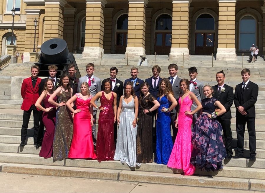 Before+prom%2C+people+gathered+to+take+pictures+in+front+of+the+capitol+in+Des+Moines%2C+Iowa.+%0APicture+provided+by+Alex+Drent.+