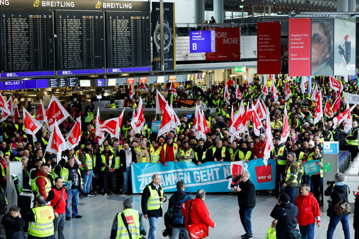 Transportation+workers+at+an+airport+during+strike.+Picture+from+Reuters.